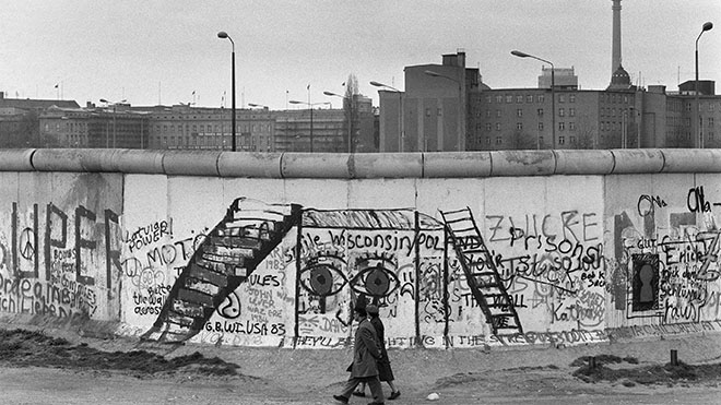 التقطت الصورة في ٢٩ أبريل ١٩٨٤ ، رسمت رسومات مختلفة على جدار برلين على جانب برلين الغربية